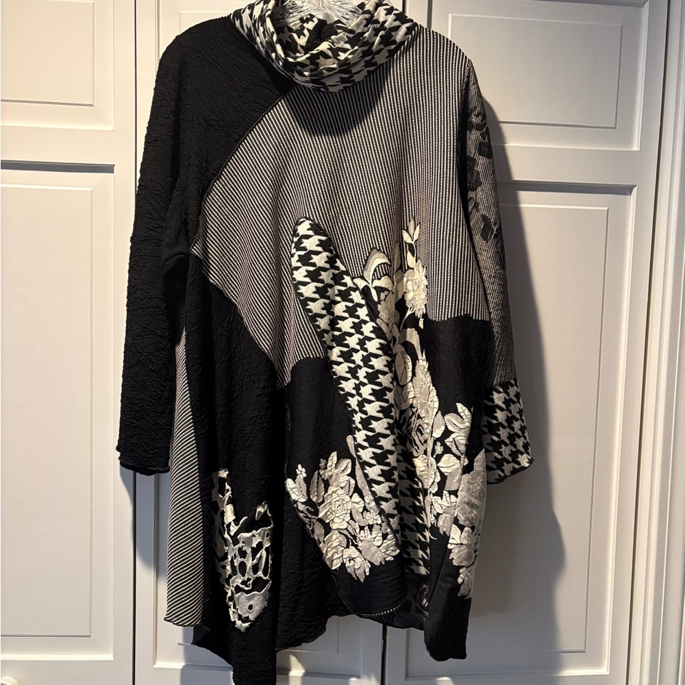 PLUS SIZED, LEE ANDERSON Black  and White Patterned Women’s turtleneck sweater